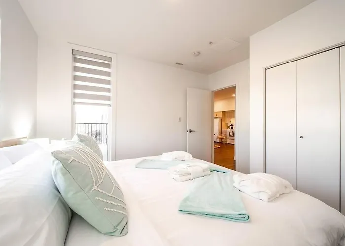 Steamy Romantic Greek Corneer Suite King U/G Wifi